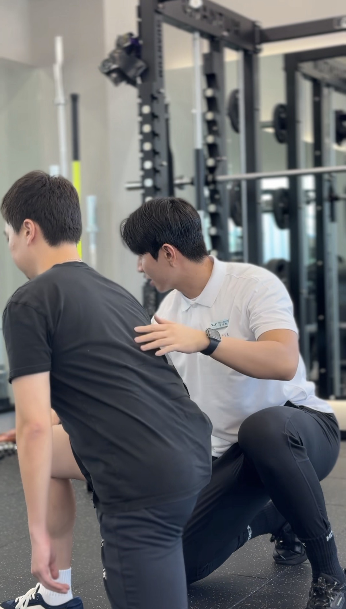 트레이너가 회원의 움직임을 살피는 실제 PT 수업