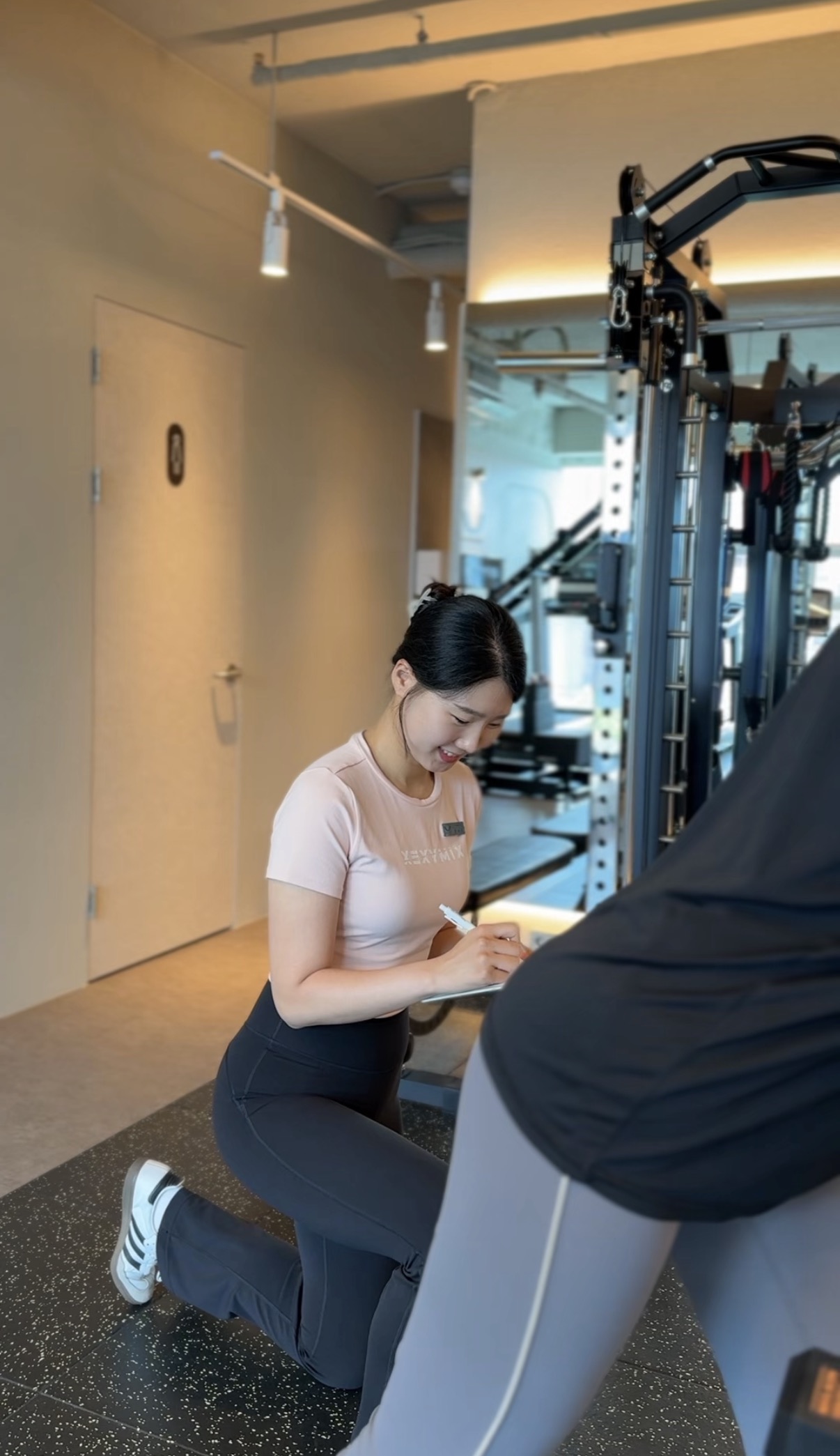 회원 옆에서 수업 내용을 기록하는 모습